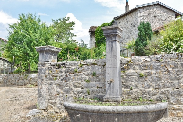 Photo Serrières-sur-Ain - la fontaine