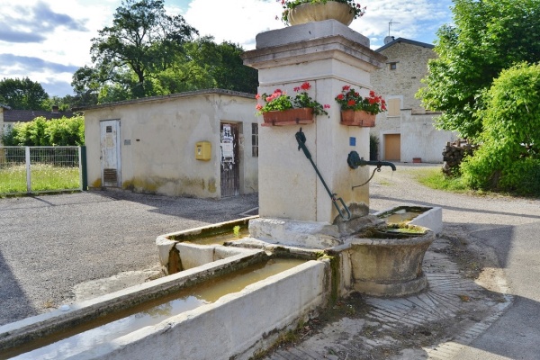 Photo Villereversure - la fontaine