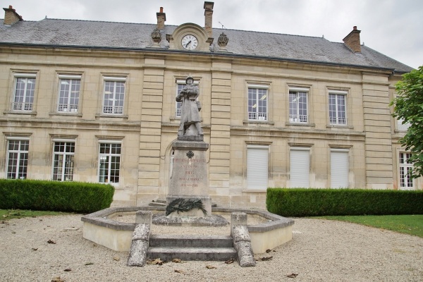 Photo Bruyères-et-Montbérault - le monument aux morts