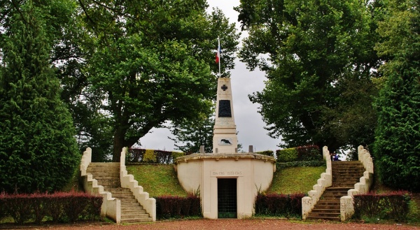 Photo La Capelle - Monument-aux-Morts