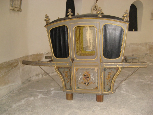 Photo Caulaincourt - Chaise à porteurs de la marquise de TOURZEL  (Chapelle funéraire des CAULAINCOURT)