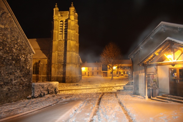 Photo Chézy-en-Orxois - Place de l'Église sous la neige
