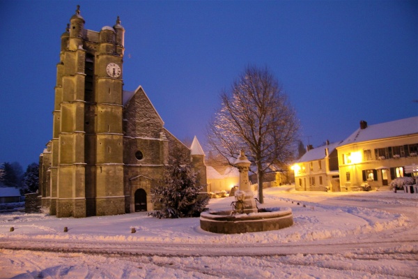 Photo Chézy-en-Orxois - Place de l'Église sous la neige