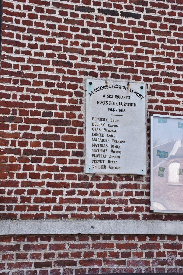 Photo Essigny-le-Petit - le monument aux morts