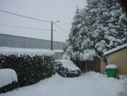 Impossible de rentrer l'auto au garage 30 cm de poudreuse le 22 Décembre.