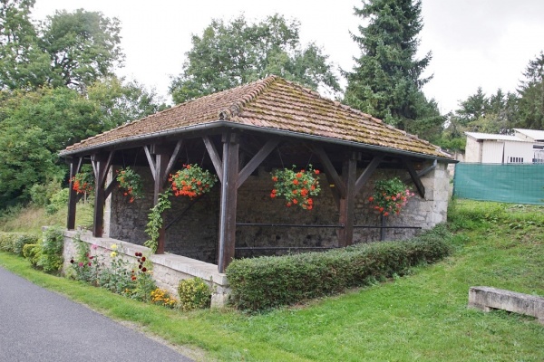 Photo Moussy-Verneuil - le lavoir