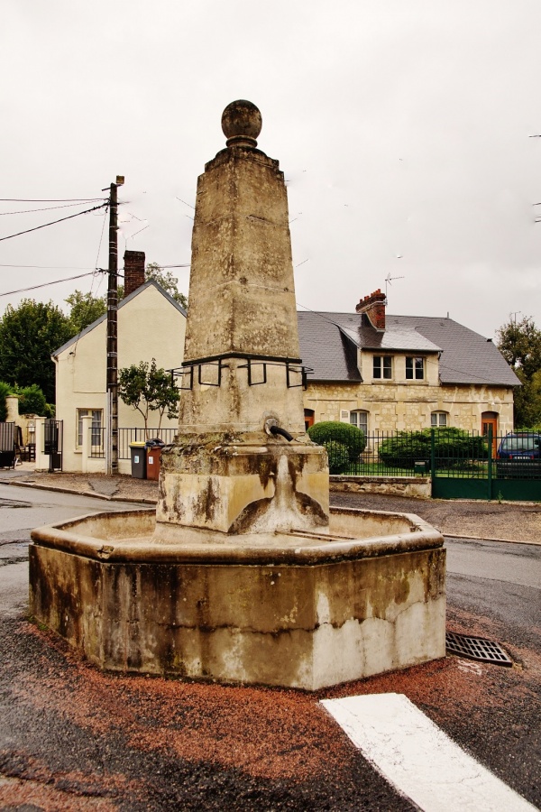Photo Royaucourt-et-Chailvet - La Fontaine