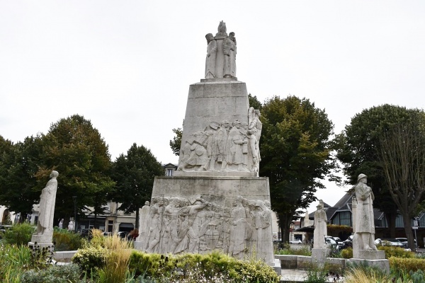 Photo Soissons - Le Monuments aux Morts