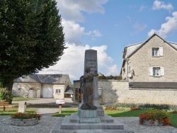 Photo paysage et monuments, Vic-sur-Aisne - le monument aux morts