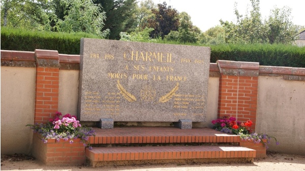 Photo Charmeil - le monument aux morts