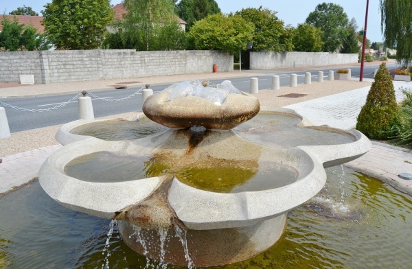 Photo Cognat-Lyonne - la fontaine