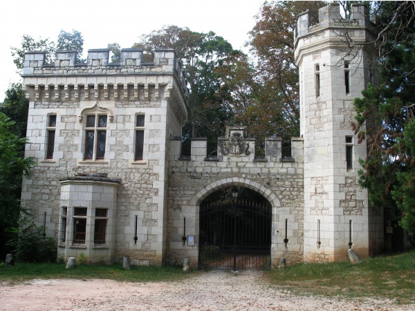 Photo Ébreuil - Tout près d'Ebreuil : Le château de Veauce.