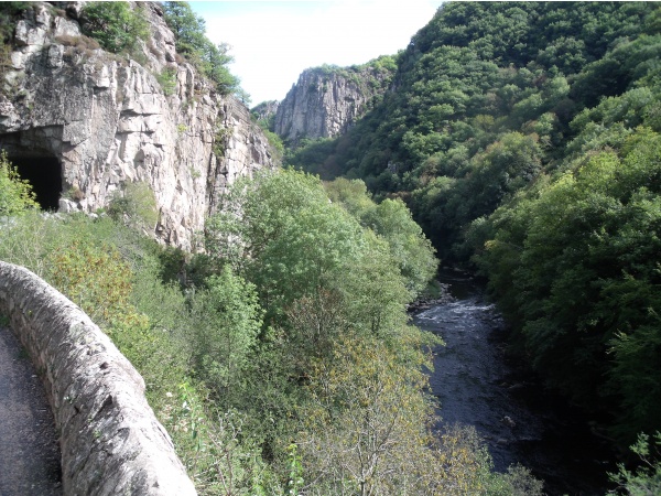 Photo Ébreuil - Ebreuil, à l'entrée des gorges de Chouvigny.