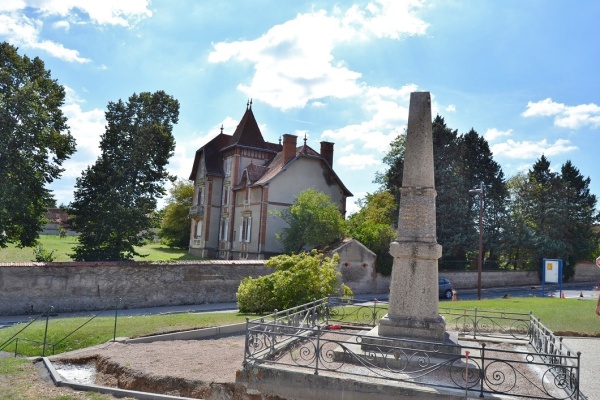 Photo Marcenat - le monument aux morts