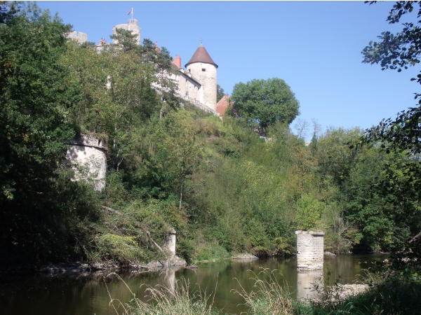 le Château de Rochefort vu du bord de la Sioule, et des vestiges du pont des Oyes.