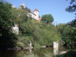 Photo paysage et monuments, Saint-Bonnet-de-Rochefort - le Château de Rochefort vu du bord de la Sioule, et des vestiges du pont des Oyes.