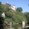 le Château de Rochefort vu du bord de la Sioule, et des vestiges du pont des Oyes.