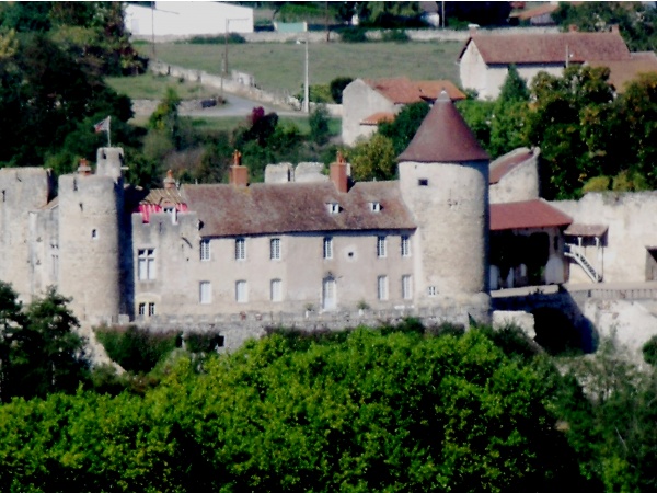 Le châteaude Rochefort vu du hameau : les Viziers.