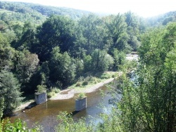 Photo paysage et monuments, Saint-Bonnet-de-Rochefort - L'accès aux deux tours.