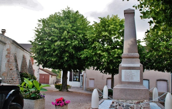 Photo Saint-Pierre-Laval - Monument-aux-Morts