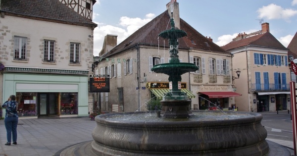 Photo Saint-Pourçain-sur-Sioule - la fontaine