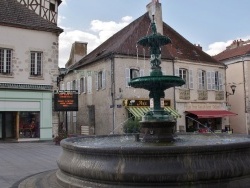 Photo paysage et monuments, Saint-Pourçain-sur-Sioule - la fontaine