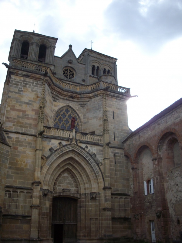 l'eglise prieurale Saint-Pierre et Saint Paul (façade principale)