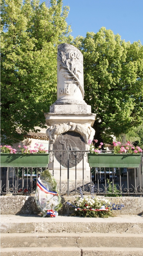 Photo Céreste - le monument aux morts