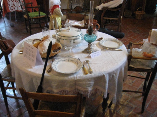 Photo Château-Arnoux-Saint-Auban - Exposition "Au temps de nos aîeux". La table est mise dans la salle du château ..