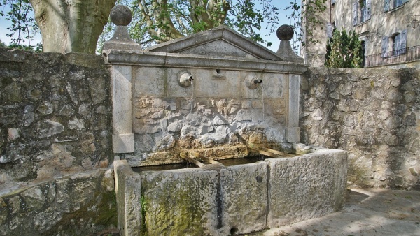 Photo Esparron-de-Verdon - la fontaine