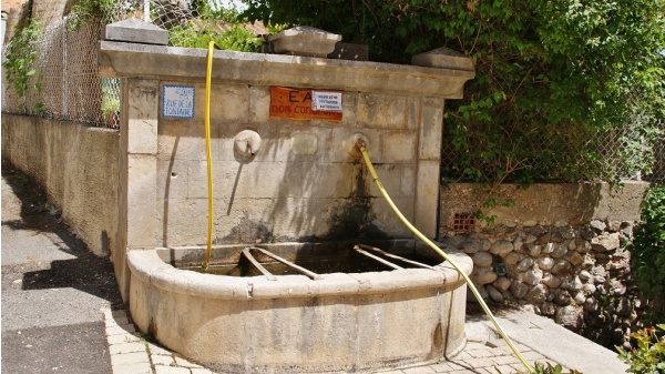 Photo Saint-Julien-d'Asse - la fontaine