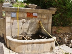 Photo paysage et monuments, Saint-Julien-d'Asse - la fontaine