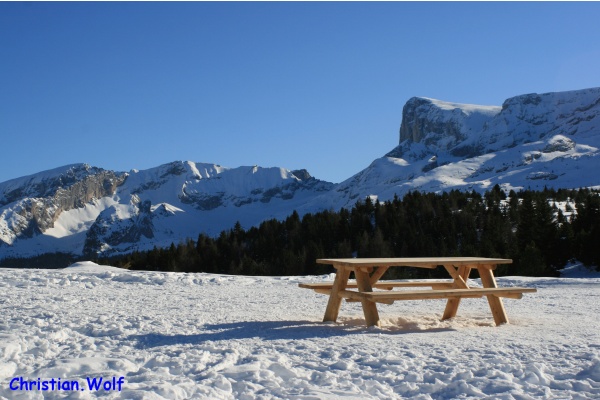 Photo Saint-Étienne-en-Dévoluy - A la terrasse du   "COLLET du TAT "  ....