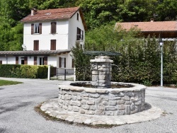 Photo paysage et monuments, Saint-Julien-en-Beauchêne - la Fontaine