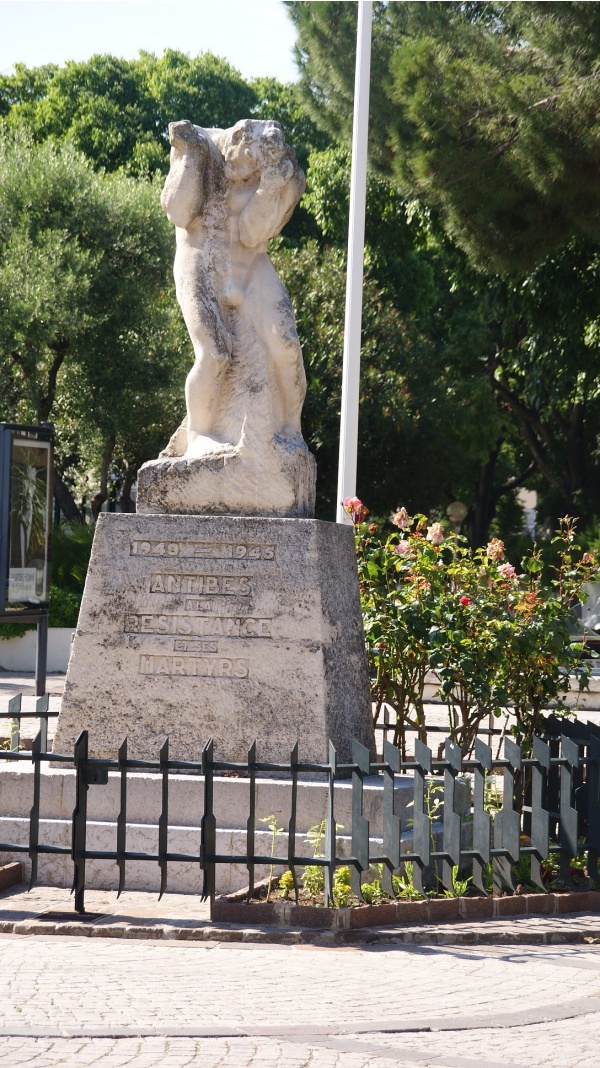 Photo Antibes - le monument aux morts