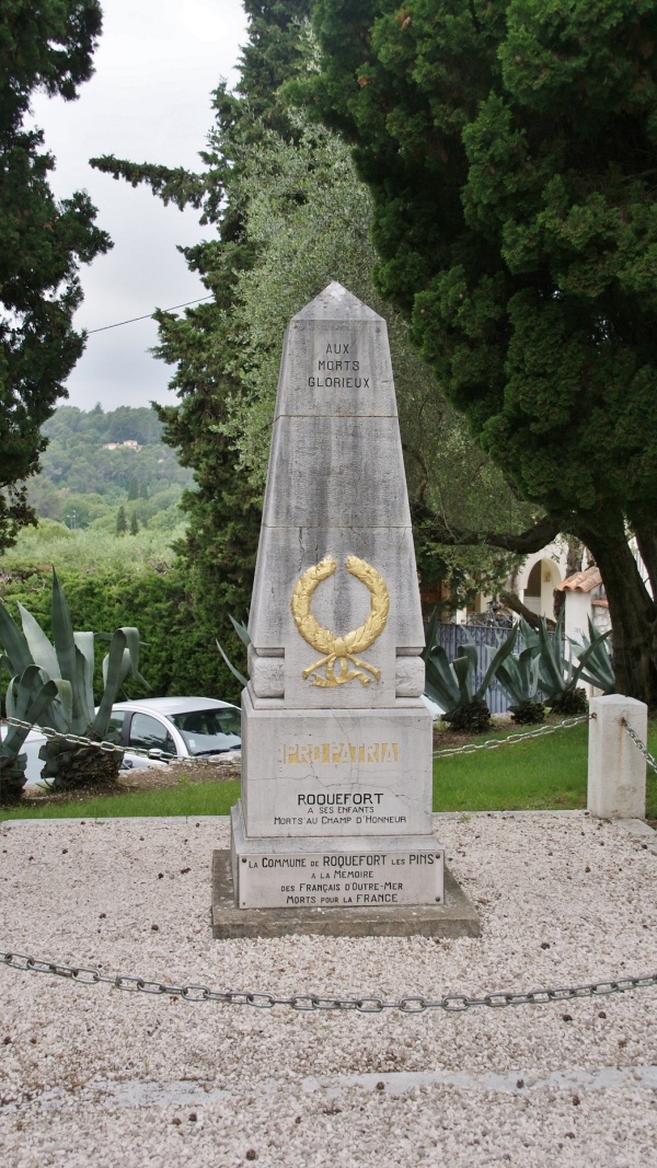 Photo Roquefort-les-Pins - le monument aux morts