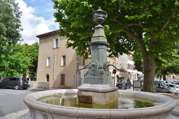 Photo Saint-Cézaire-sur-Siagne - la fontaine