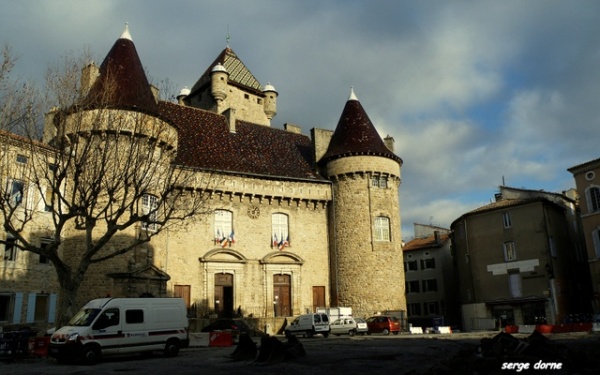 Photo Aubenas - La place du château d'Aubenas est en réfection.
