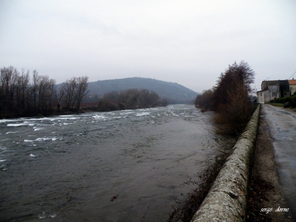 La rivière Ardèche quartier Saint-Pierre en hiver à AUBENAS.