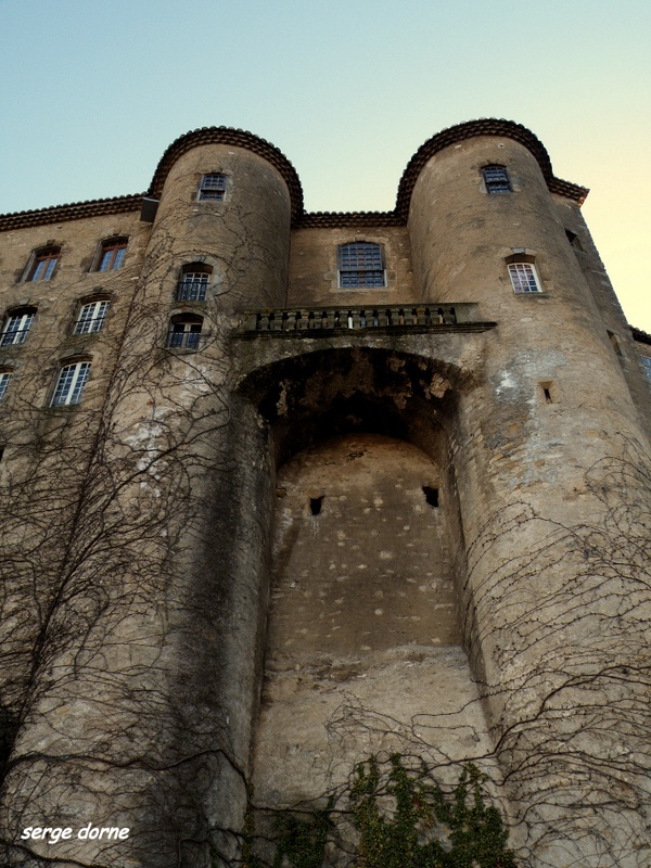 Les deux tours nord du château d'AUBENAS.
