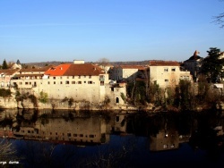 Photo paysage et monuments, Ruoms - RUOMS, Le quartier des anciennes brasseries se reflète dans la rivière Ardèche