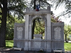 Photo paysage et monuments, Villeneuve-de-Berg - le Monument Aux Morts