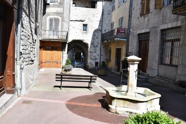 Photo Villeneuve-de-Berg - la Fontaine