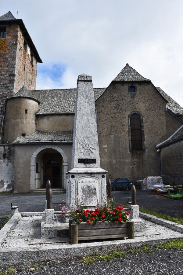 Photo Alpuech - le monument aux morts