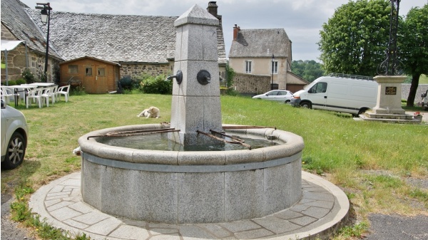 Photo Cassuéjouls - la fontaine