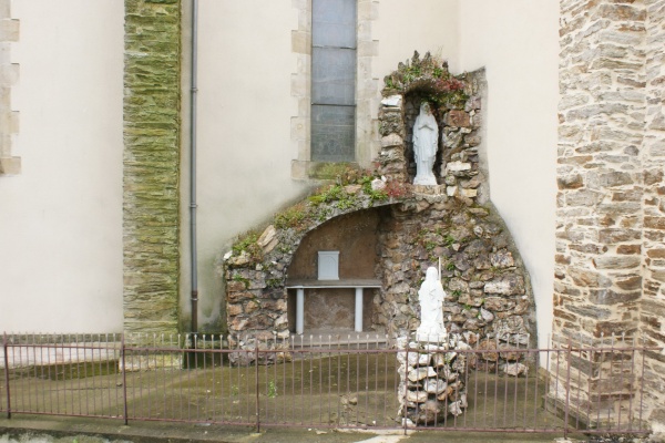 Photo Centrès - Adossé a l'église la grotte