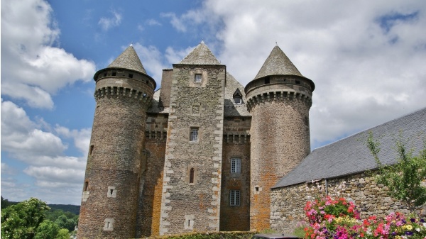 Photo Montpeyroux - le bouquet communes montpeyroux (12210) Aveyron le château