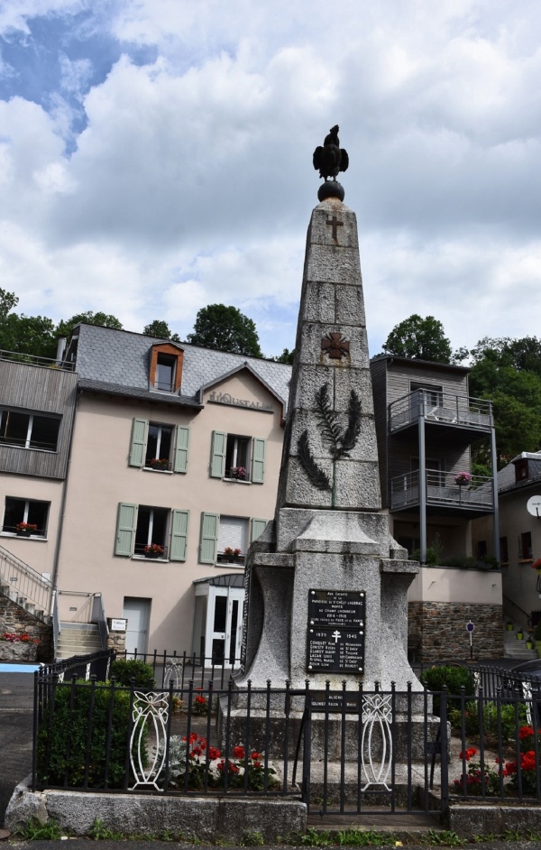 Photo Saint-Chély-d'Aubrac - le monument aux morts