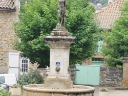 Photo paysage et monuments, Saint-Georges-de-Luzençon - la fontaine