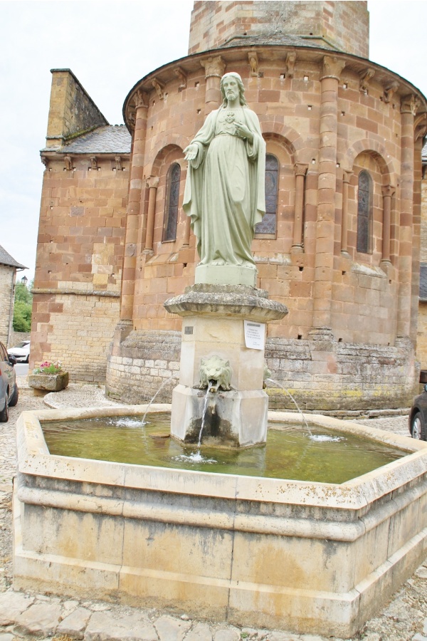 Photo Saint-Saturnin-de-Lenne - la fontaine
